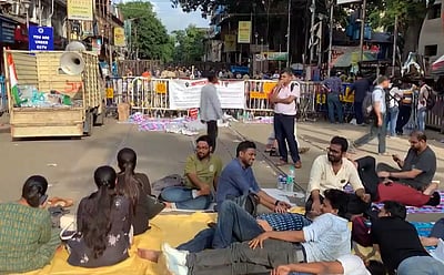 கொல்கத்தாவில் சாலையில் படுத்து மருத்துவர்கள் போராட்டம்! 